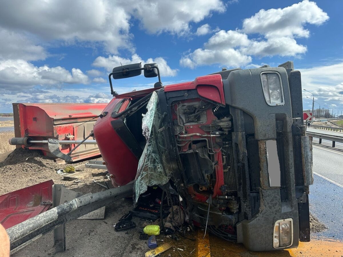 Появились подробности ДТП с грузовиком, опрокинувшимся в Тверской области