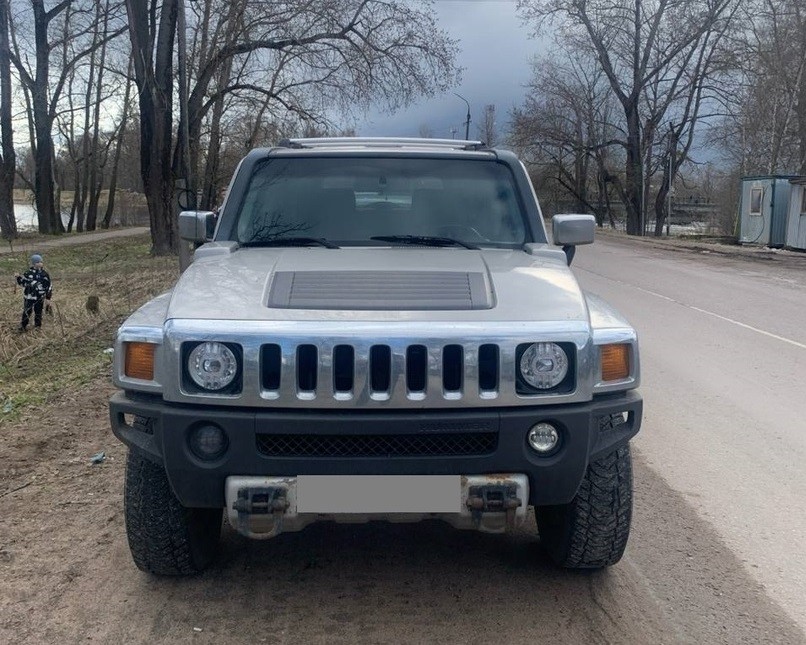 В Тверской области велосипедист упал на Hummer
