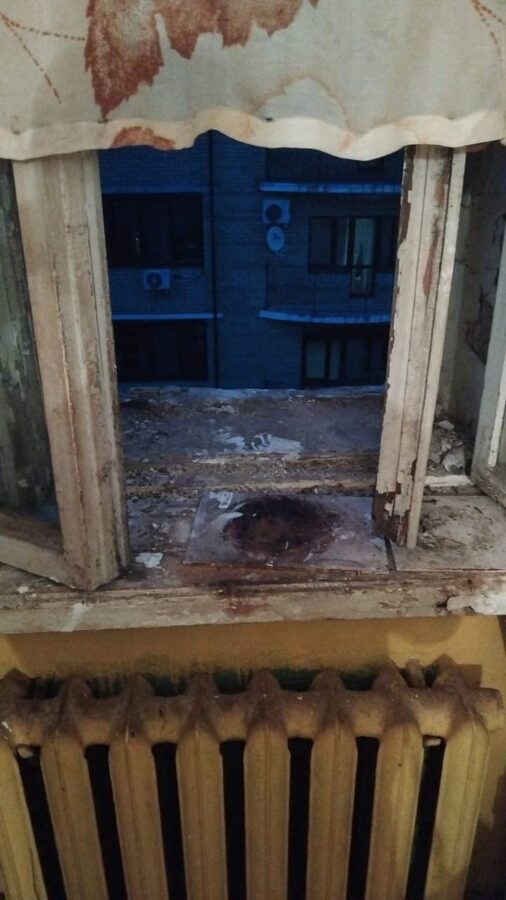 В центре Твери 13-летняя девочка выпала из окна в попытке выйти из комнаты