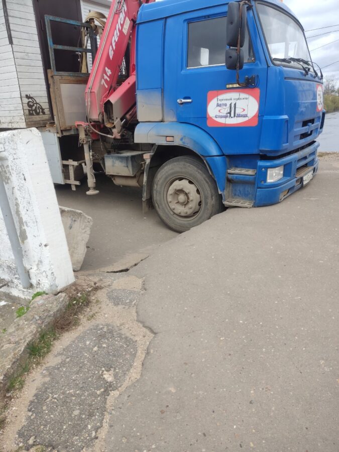 Грузовик с ларьком проломил пешеходный мост в Тверской области