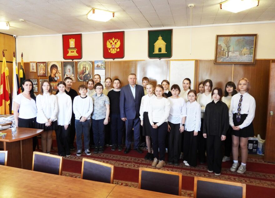 Для калязинских школьников провели экскурсию по кабинетам администрации округа