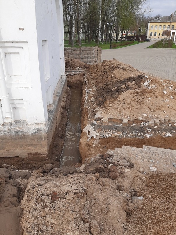 Житель Тверской области переживает, что старинную колокольню могут разрушить строители