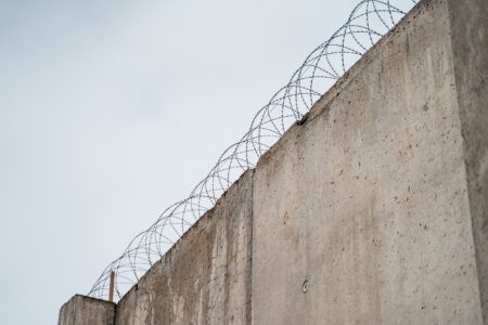 Осуждённый сбежал из исправительного центра в Тверской области, обидевшись на сотрудницу Осуждённый сбежал из исправительного центра в Тверской области, обидевшись на сотрудницу