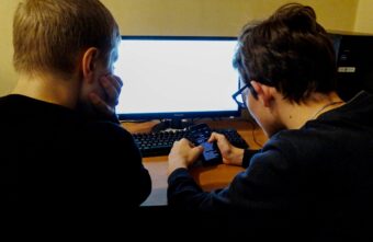 От имени девушки житель Тверской области требовал деньги за интимные фото