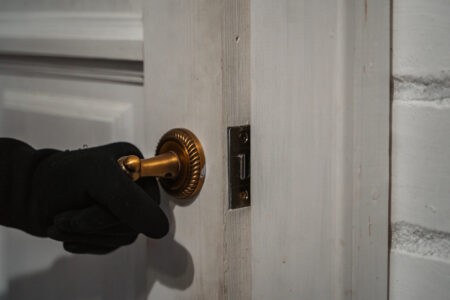 Двое жителей Тверской области ворвались в дом пенсионерки и украли все сбережения Двое жителей Тверской области ворвались в дом пенсионерки и украли все сбережения