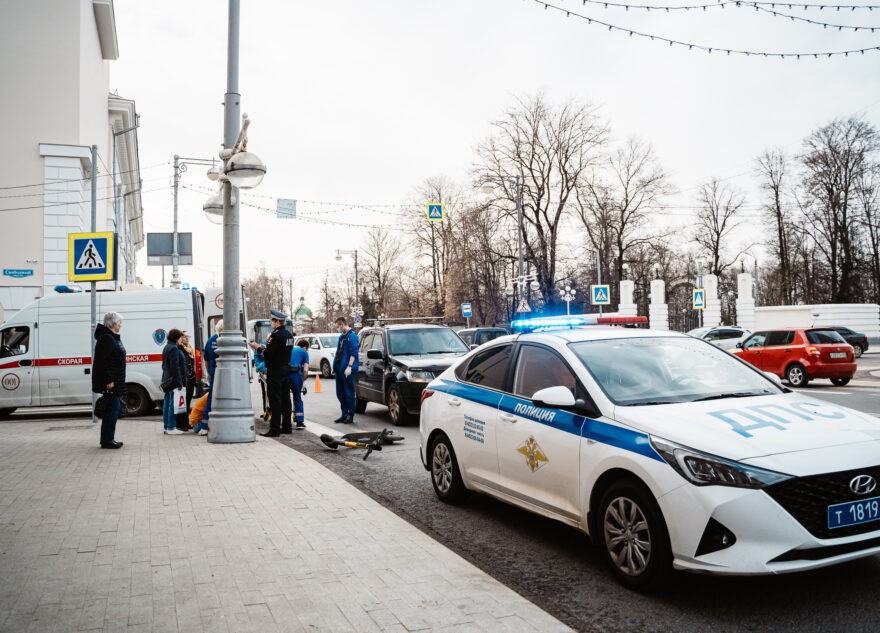 В центре Твери машина сбила молодого человека на электросамокате В центре Твери машина сбила молодого человека на электросамокате