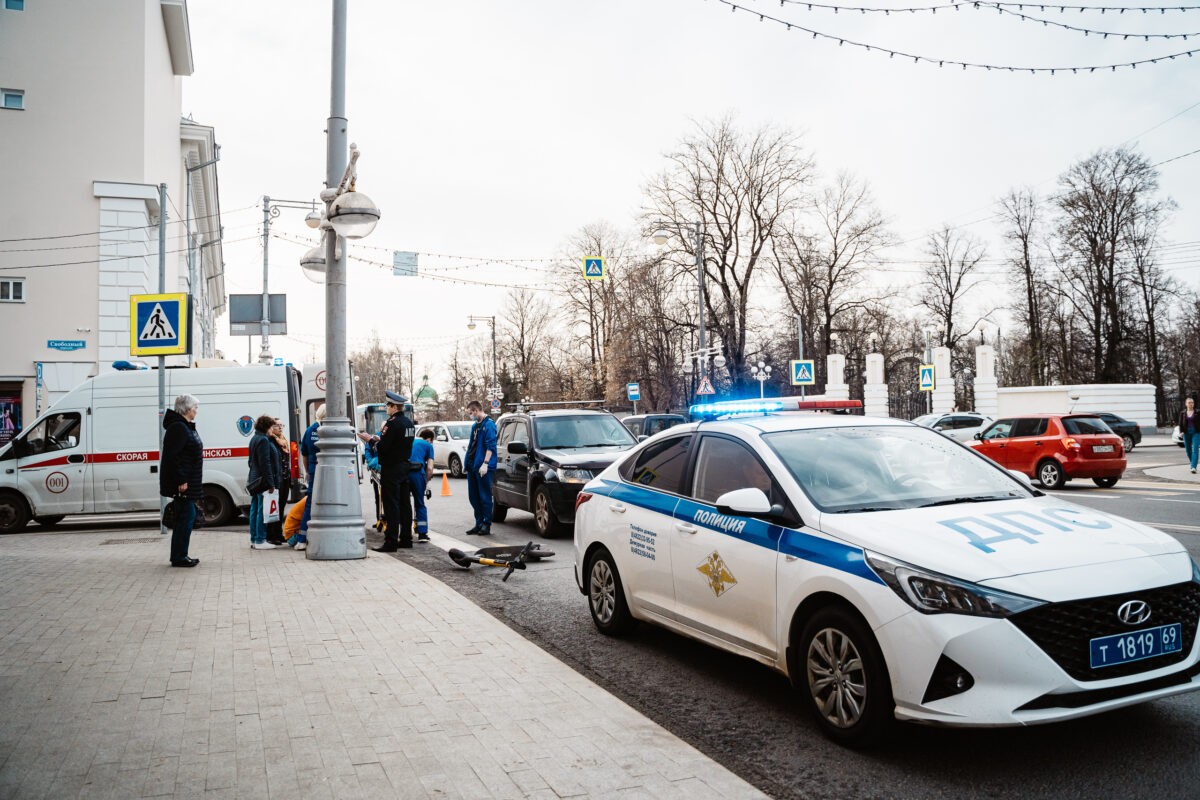 В центре Твери машина сбила молодого человека на электросамокате | ТОП  Тверь новости