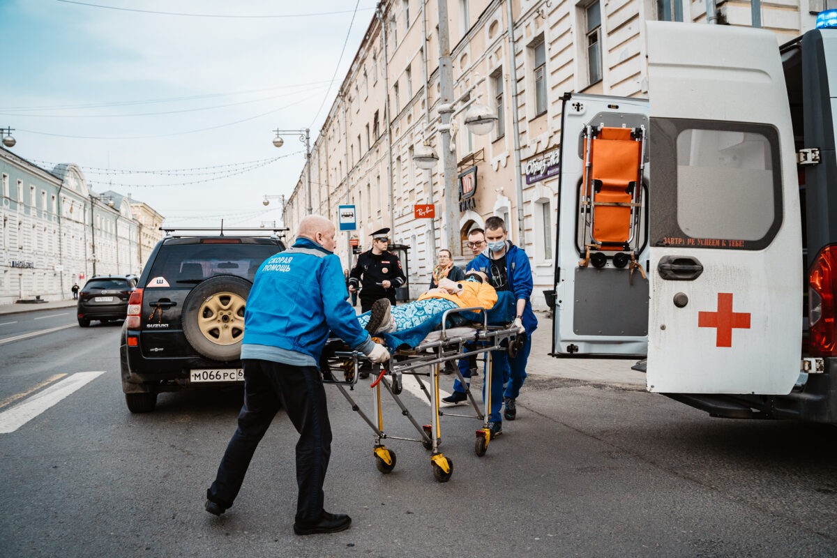 В центре Твери машина сбила молодого человека на электросамокате | ТОП  Тверь новости