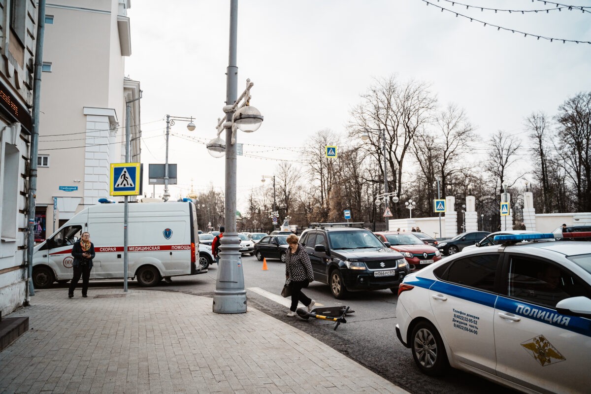 В центре Твери машина сбила молодого человека на электросамокате | ТОП  Тверь новости