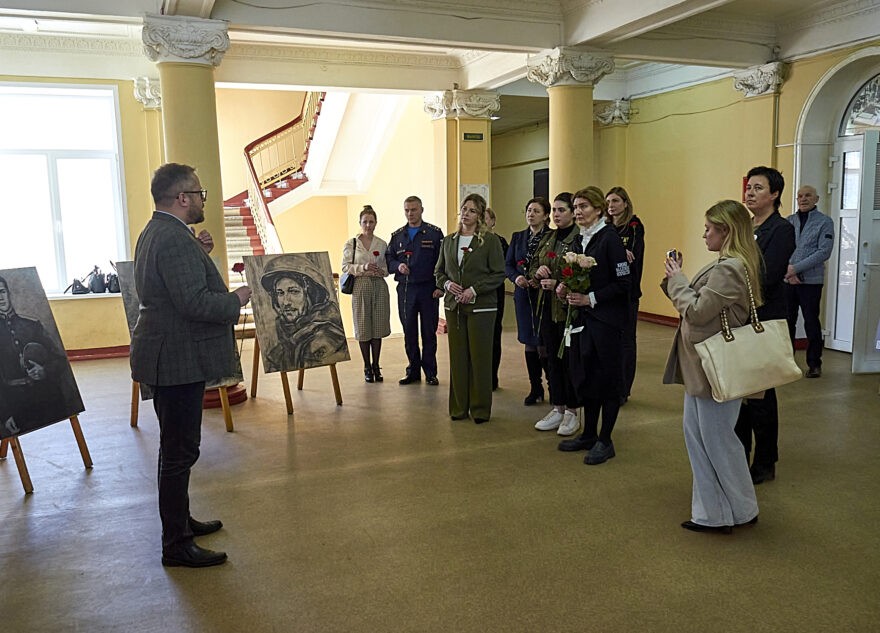 В Твери открылась выставка «Уголь Земли Русской», посвящённая участникам спецоперации
