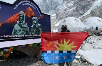 Флаг поселка Тверской области развернули на вершине Эвереста