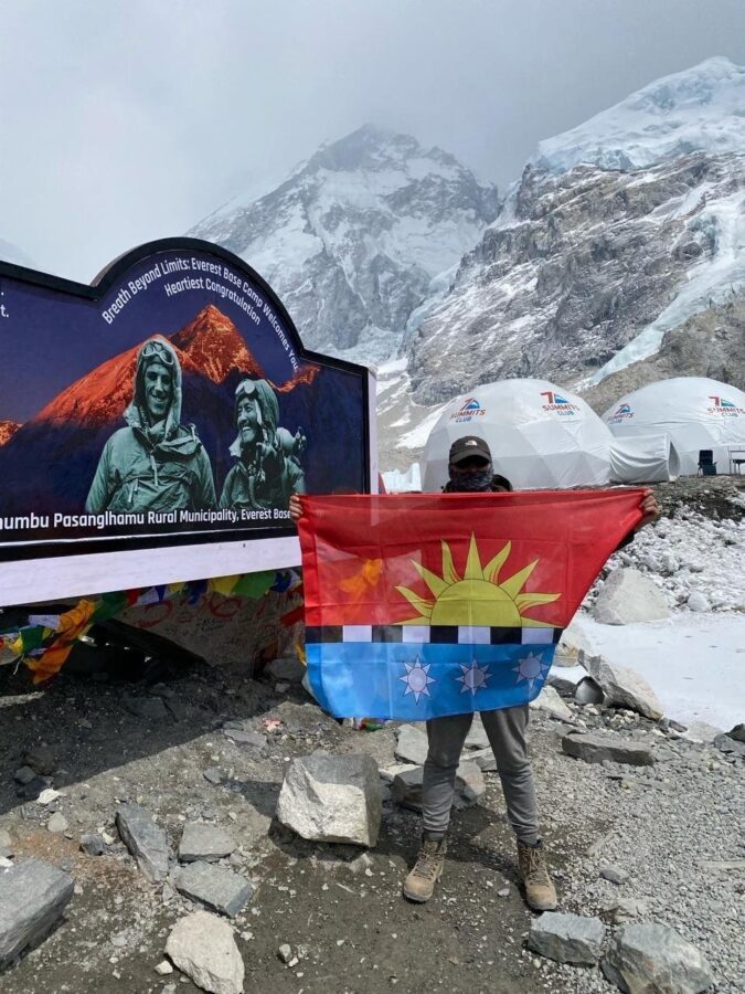 Флаг поселка Тверской области развернули на вершине Эвереста