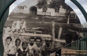 В Тверской области вандалы испортили забор с памятными фотографиями В Тверской области вандалы испортили забор с памятными фотографиями