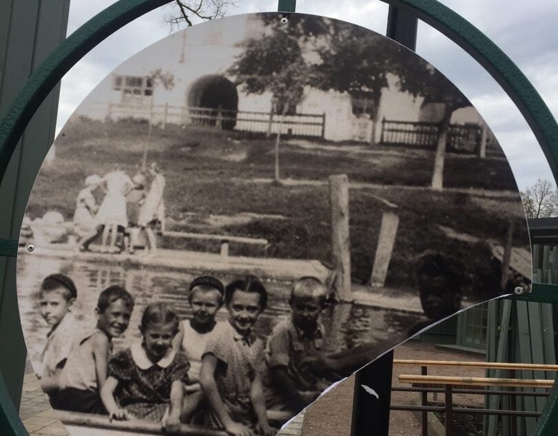 В Тверской области вандалы испортили забор с памятными фотографиями