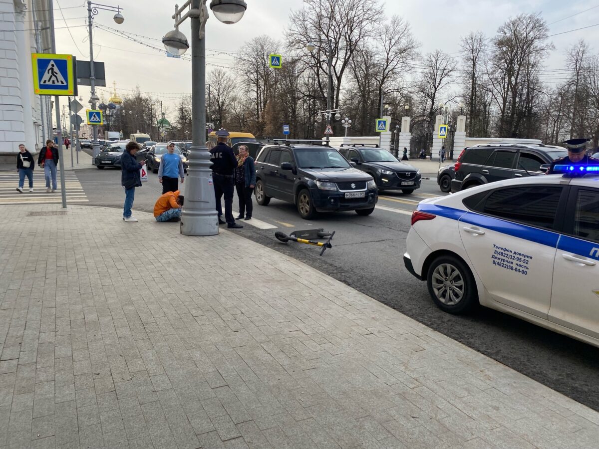 В центре Твери машина сбила молодого человека на электросамокате | ТОП  Тверь новости