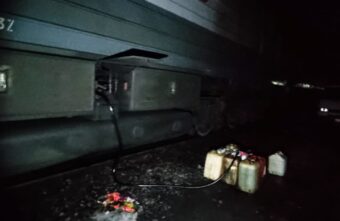 В Тверской области поймали с поличным железнодорожников, воровавших топливо В Тверской области поймали с поличным железнодорожников, воровавших топливо