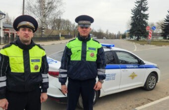 В Тверской области инспекторы ДПС локализовали возгорание дома В Тверской области инспекторы ДПС локализовали возгорание дома