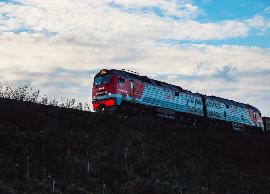 В Тверской области поезд насмерть сбил девушку и парня