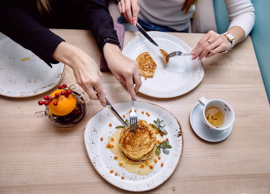 Врач назвал главную причину боли в животе после еды