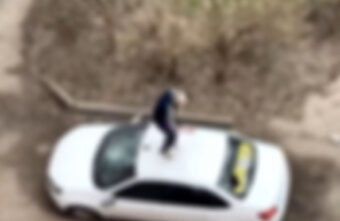 В Твери вандал прыгал на машине, оставленной во дворе дома В Твери вандал прыгал на машине, оставленной во дворе дома