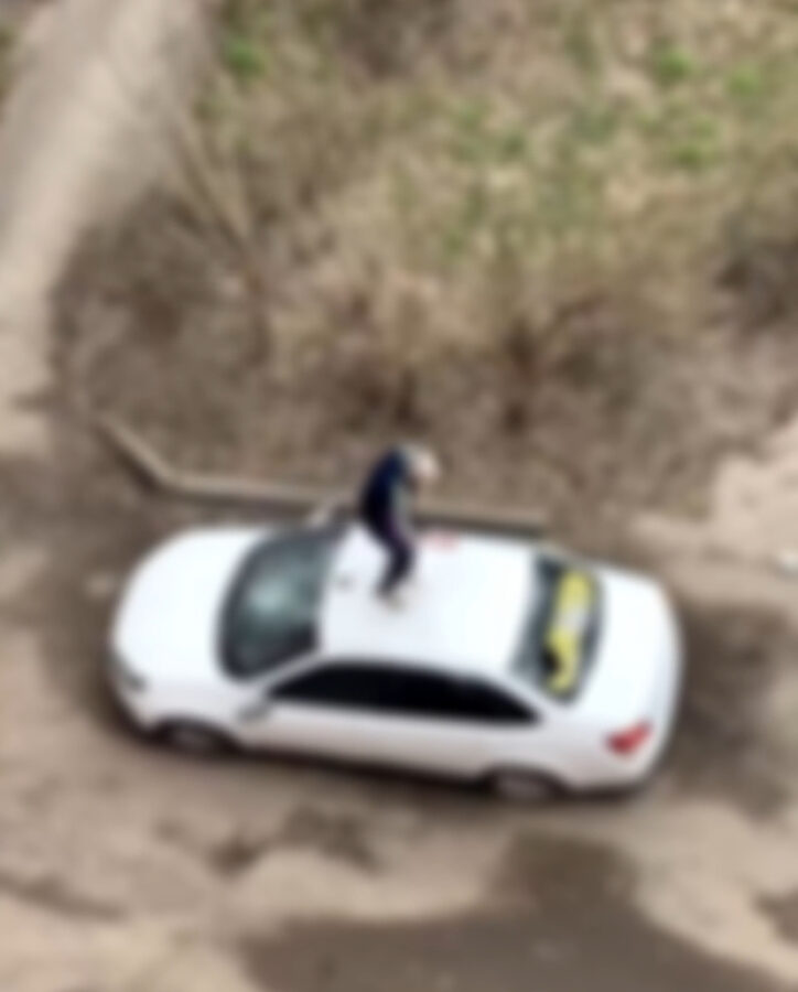 В Твери вандал прыгал на машине, оставленной во дворе дома