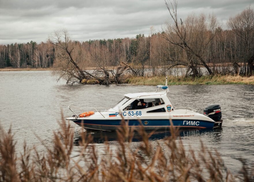 Тело мужчины достали из озера в Тверской области