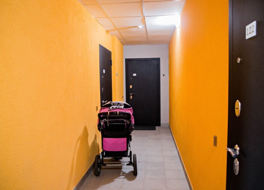 Житель Тверской области украл из подъезда дорогую коляску