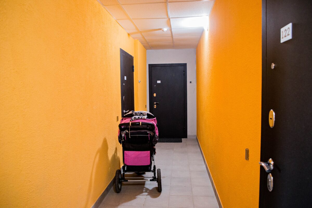 Житель Тверской области украл из подъезда дорогую коляску