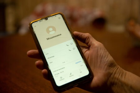 Аферисты обманули жительницу Тверской области, которая хотела сохранить свои миллионы