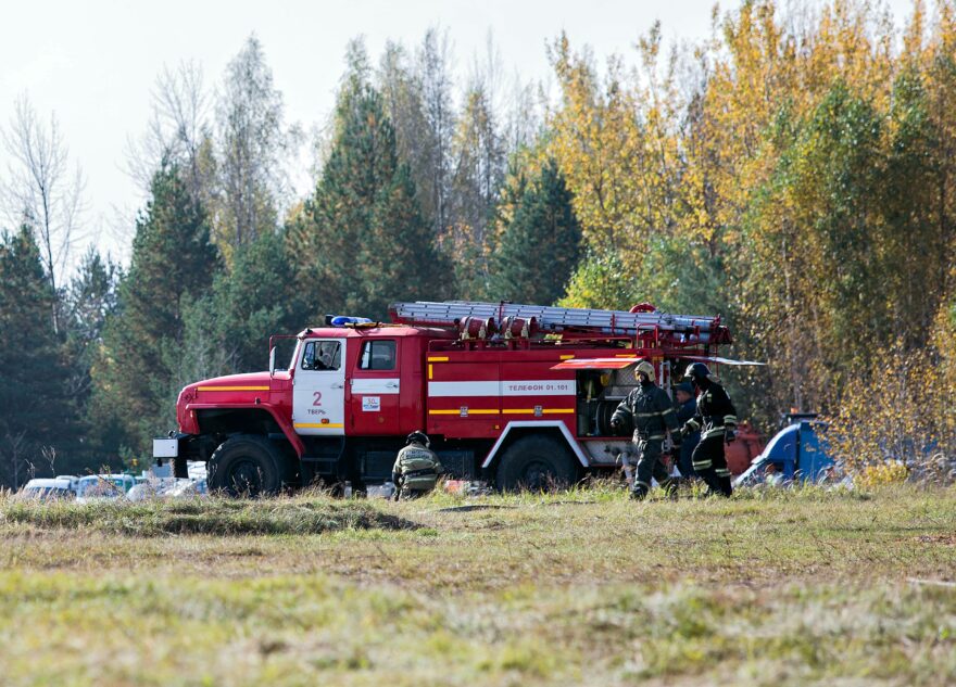 В Тверской области пожарные тушили полыхающую траву