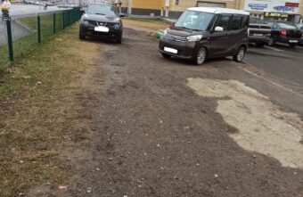 Тверитяне пожаловались на водителей, паркующих автомобили на тротуаре Тверитяне пожаловались на водителей, паркующих автомобили на тротуаре