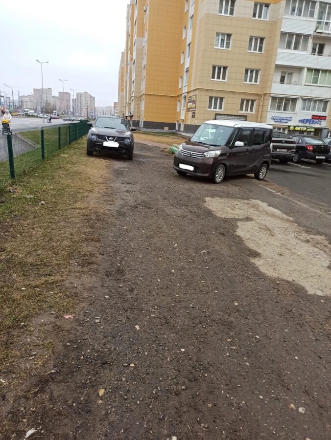Тверитяне пожаловались на водителей, паркующих автомобили на тротуаре