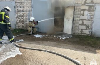 В Тверской области пожарные за полчаса потушили горящий гараж В Тверской области пожарные за полчаса потушили горящий гараж