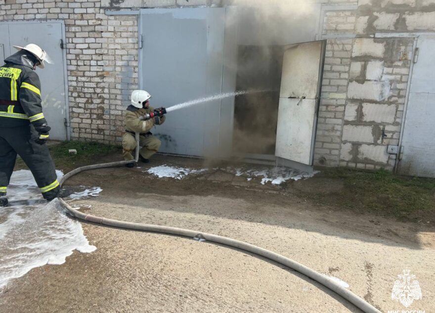 В Тверской области пожарные за полчаса потушили горящий гараж