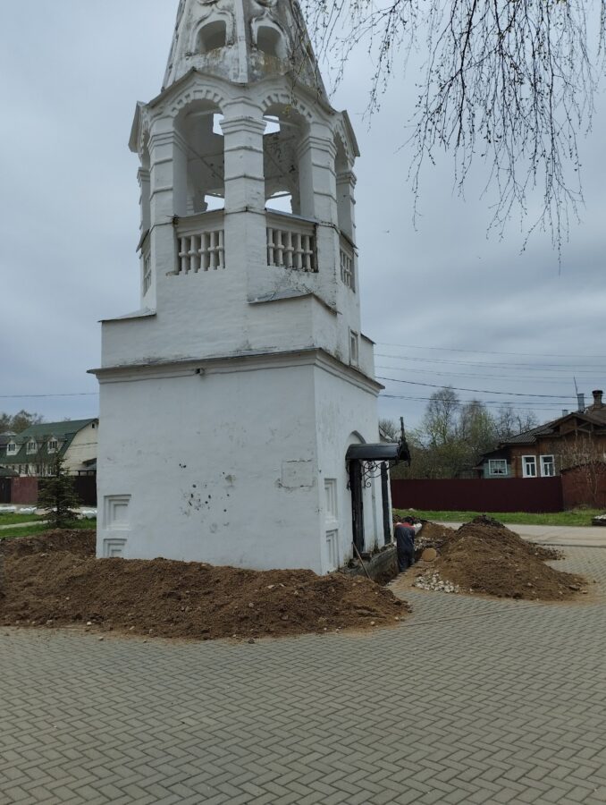 Житель Тверской области переживает, что старинную колокольню могут разрушить строители