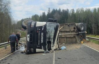 Трое погибли, двое пострадали: самосвал опрокинулся на "Мерседес" в Тверской области