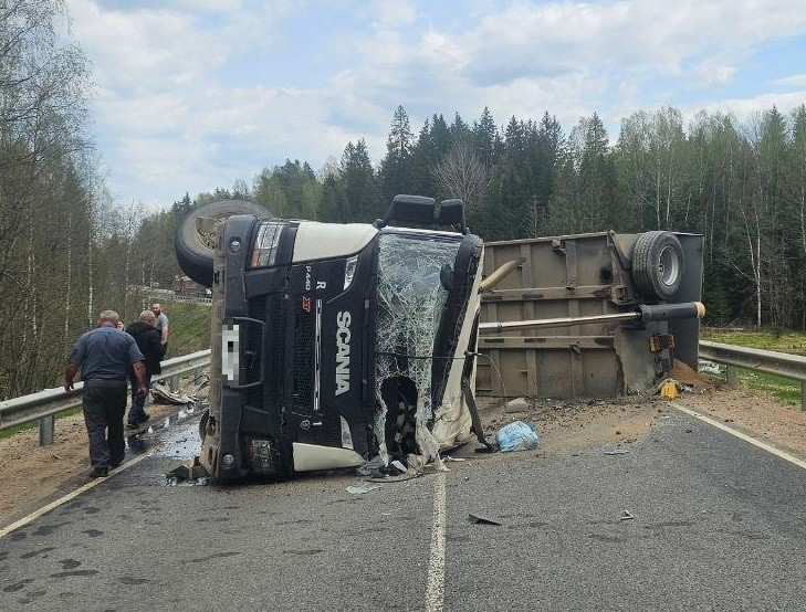 Трое погибли, двое пострадали: самосвал опрокинулся на "Мерседес" в Тверской области