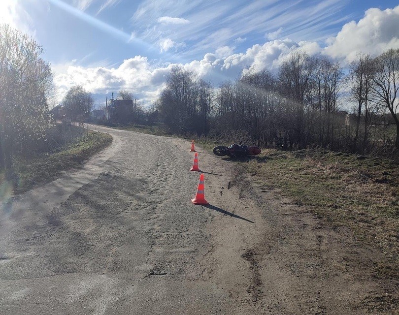 Мотоциклиста госпитализировали в больницу после опрокидывания в Тверской области