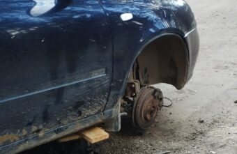 Большая яма на дороге под Тверью «вырвала» колесо автомобиля