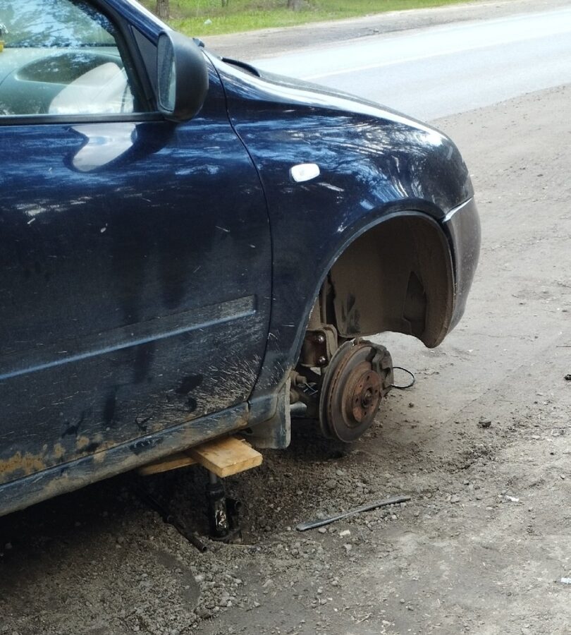 Большая яма на дороге под Тверью «вырвала» колесо автомобиля Большая яма на дороге под Тверью «вырвала» колесо автомобиля