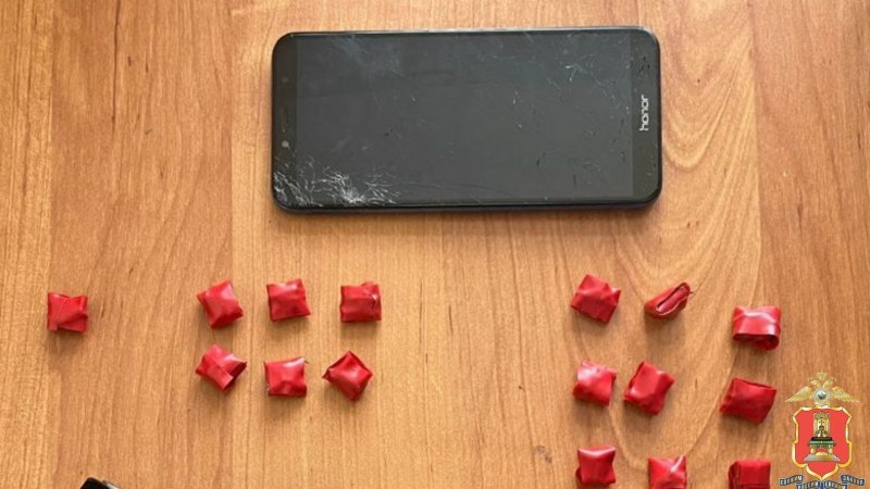В Твери поймали наркозакладчика с неизвестным веществом