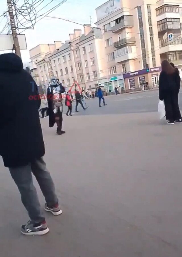 В Твери мужчина гулял по городу в костюме Мандалорца