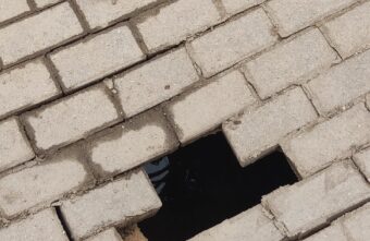 В Тверской области дети могут провалиться под тротуар В Тверской области дети могут провалиться под тротуар