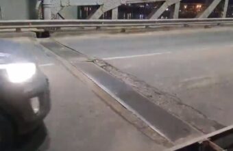 На мосту в Твери разошелся шов На мосту в Твери разошелся шов