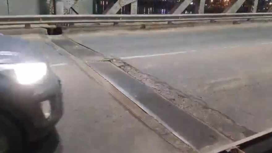 На мосту в Твери разошелся шов