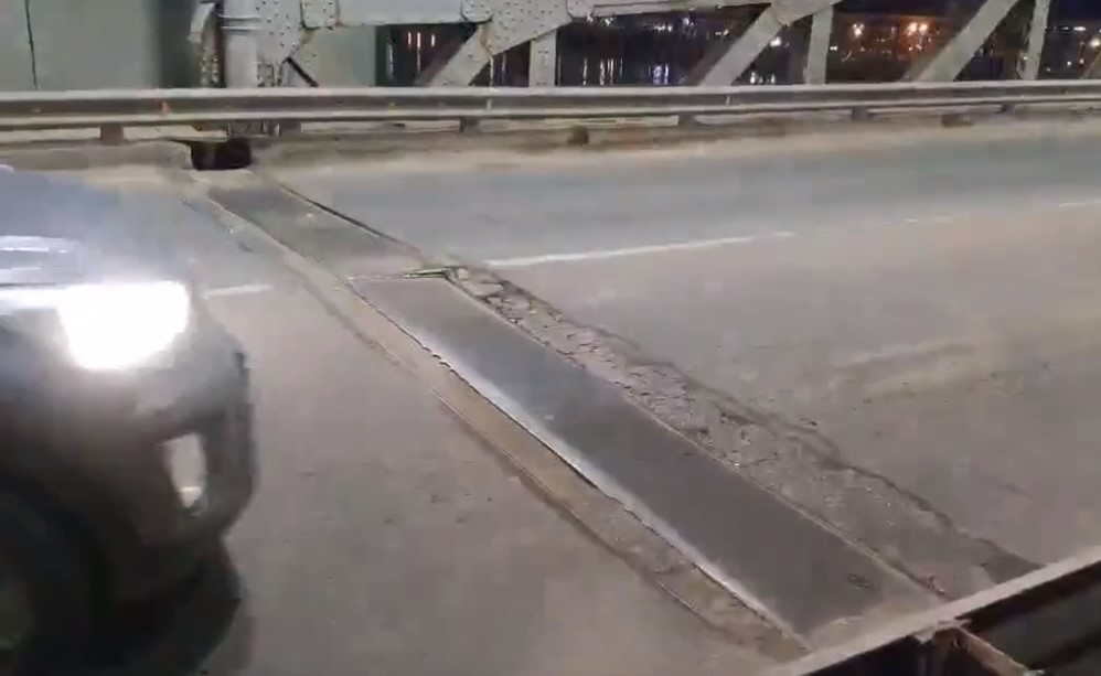 На мосту в Твери разошелся шов
