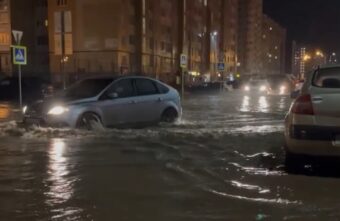 Вечером в Твери затопило дорогу в Московском районе Вечером в Твери затопило дорогу в Московском районе