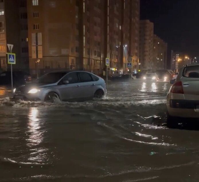 Вечером в Твери затопило дорогу в Московском районе
