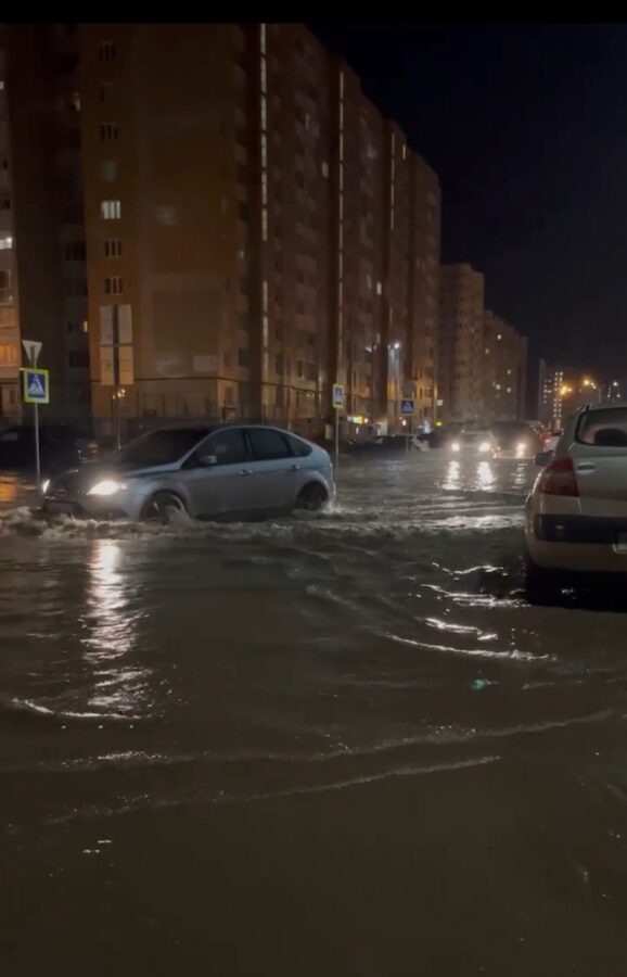 Вечером в Твери затопило дорогу в Московском районе