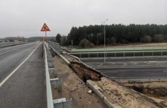 Дорога под Тверью «летает в воздухе» из-за размыва насыпи Дорога под Тверью «летает в воздухе» из-за размыва насыпи